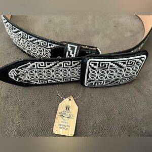 NEW HOMETOWN BLACK AND WHITE BELT SIZE: 38